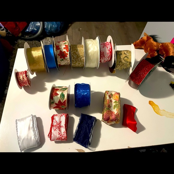 12 spindles of high quality ribbon & pre made bows - Picture 2 of 16